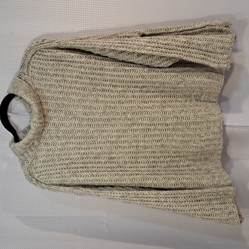 🆕️ Pretty Crocheted Sweater
